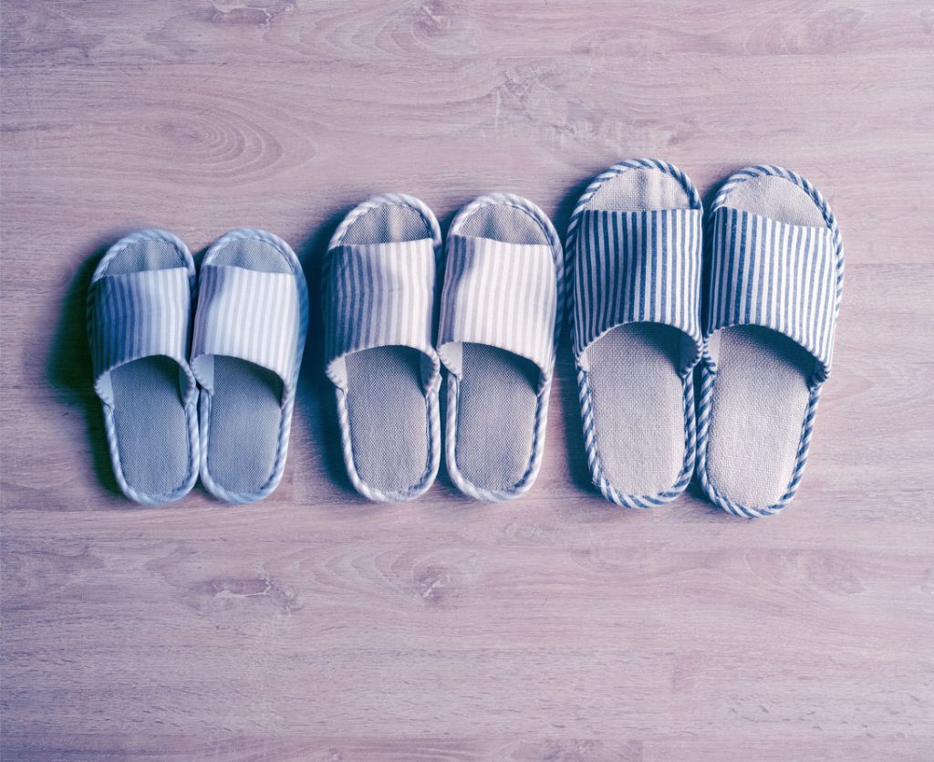 Drei Paare Hausschuhe